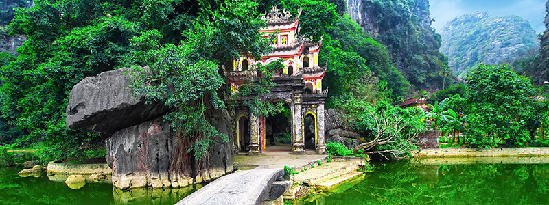 Tempel i den vilda naturen i Ninh Binh, Vietnam.